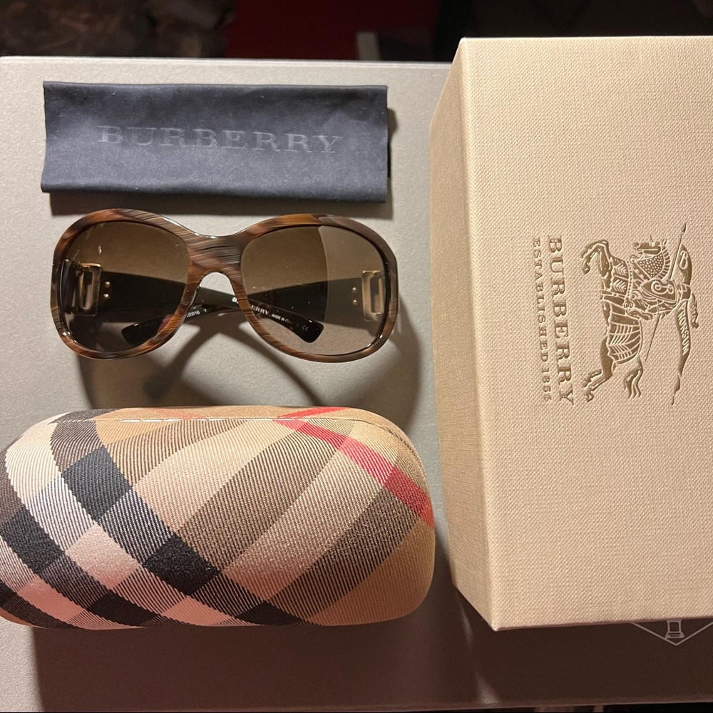 Burberry Sunglasses 🕶